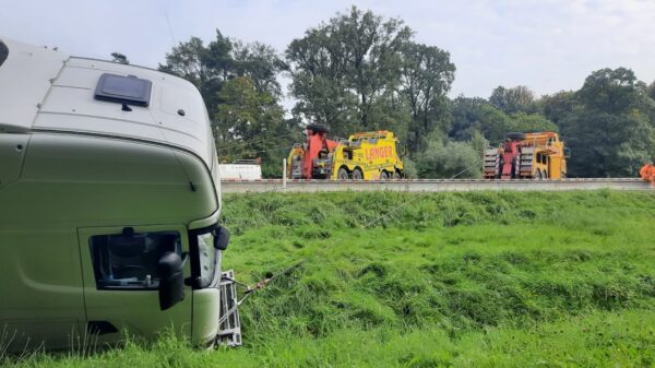 Ciężarówka wpadła do rowy na remontowym odcinku autostrady A4.