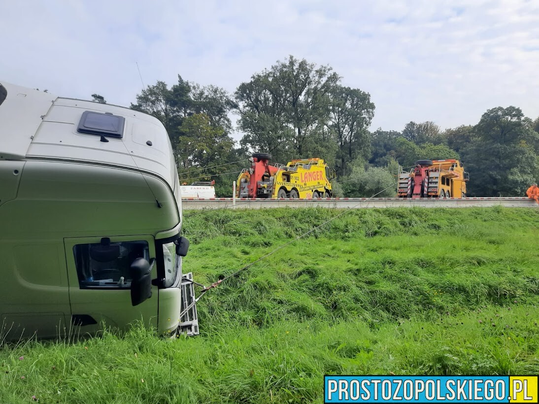 Ciężarówka wpadła do rowy na remontowym odcinku autostrady A4.