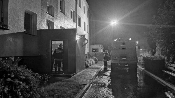 Tragiczny pożar mieszkania w Maciejowicach gminie Otmuchów. Nie żyję mężczyzna. Ewakuowano 16 mieszkańców.