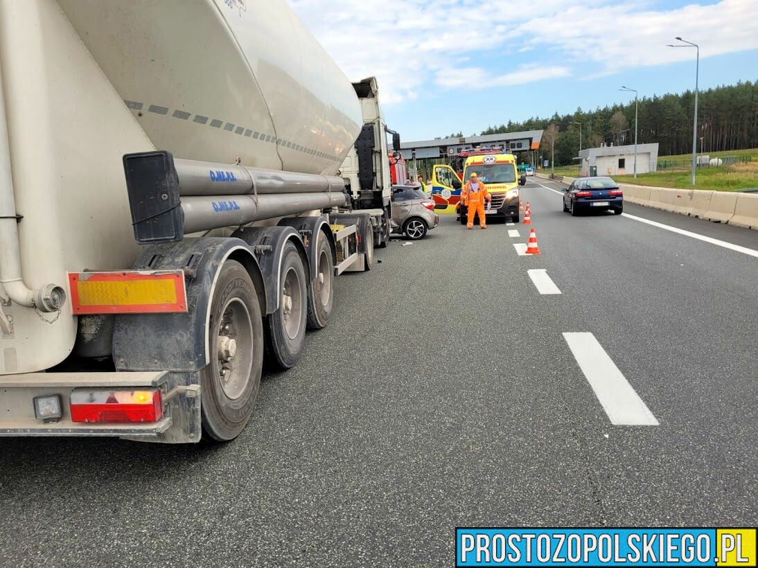 Zderzenie cementowozu z osobówką na zjeździe z autostrady A4.Jedna osoba została poszkodowana.