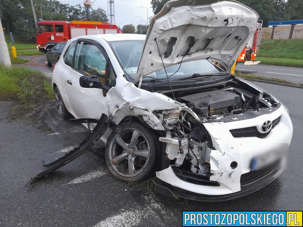 Wypadek w Nysie na skrzyżowaniu ulic Asnyka i Jagiellońskiej . Kierujący z Toyoty został zabrany w kajdankach na komendę policji.