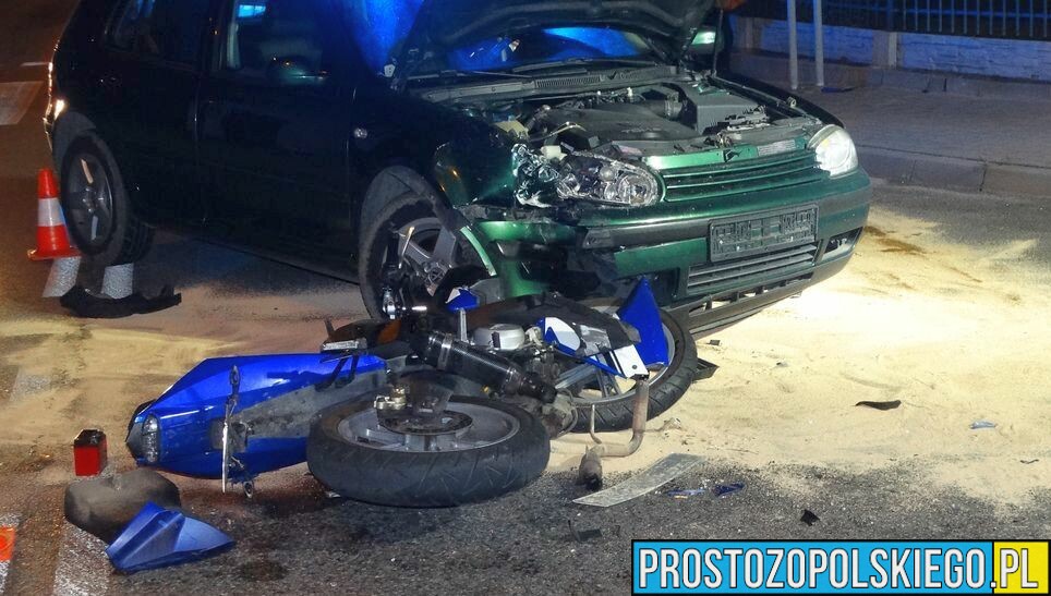 15-latek jadący motocyklem zderzył się z autem na skrzyżowaniu w centrum Praszki.