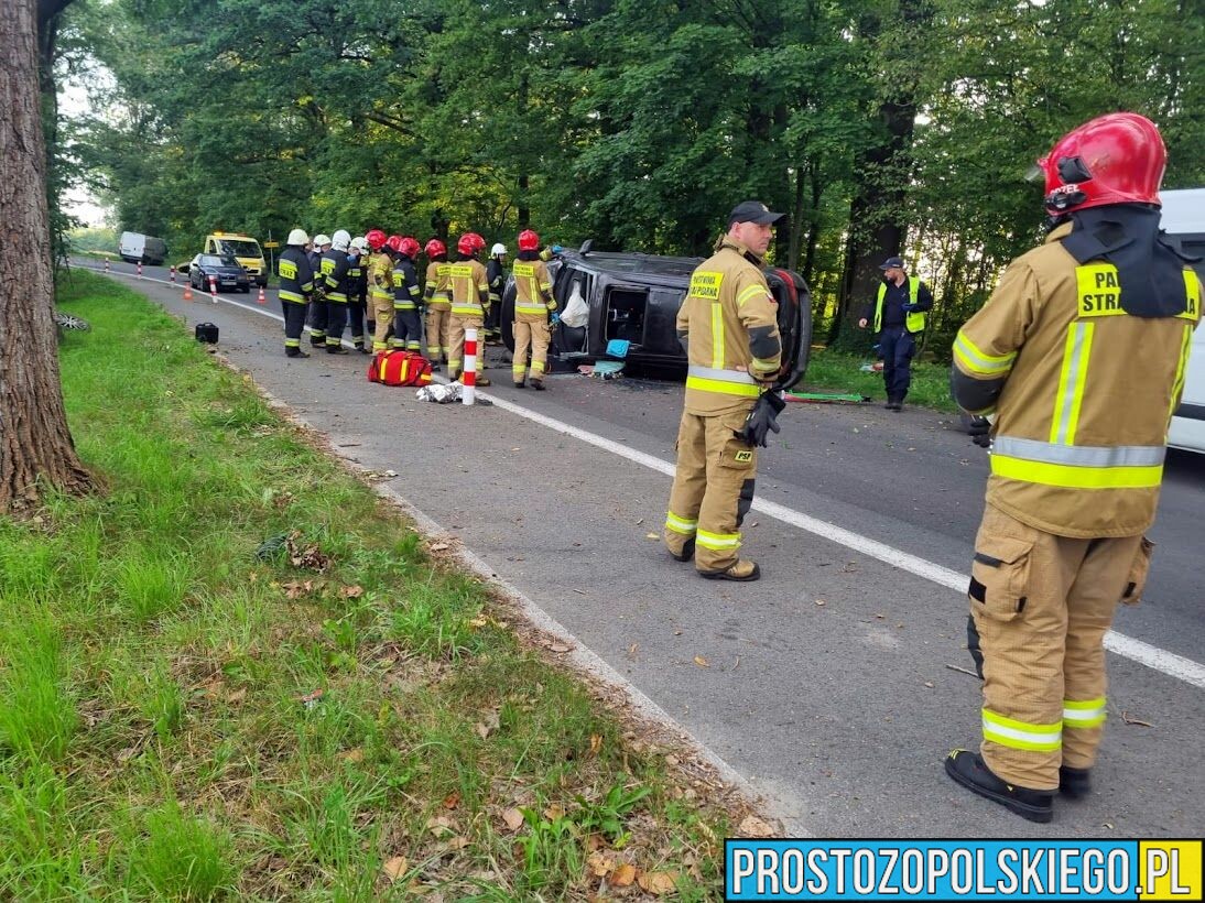 Wypadek w Prószkowie koło Opola. Kierujący autem 32-latek uderzył w drzewo mając ponad 2 promile.(Zdjęcia)
