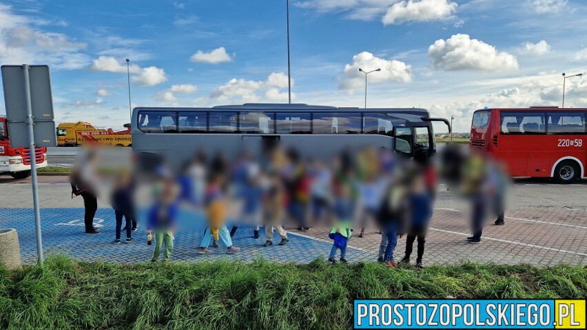 Wypadek na autostradzie A4. Ciężarówka wjechała w autobus, którym jechały dzieci. Na miejscu jest LPR.(Zdjęcia&Wideo)