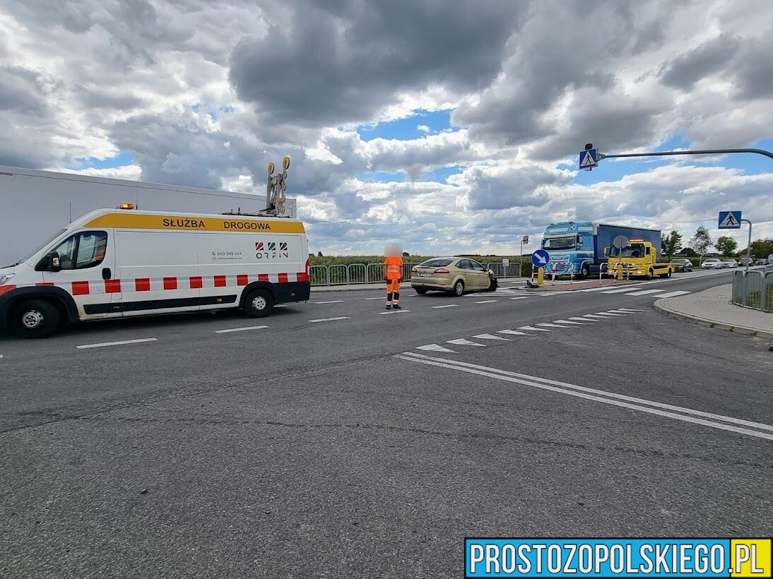 Zderzenie trzech pojazdów na dk45 w miejscowości Jełowa.(Zdjęcia)