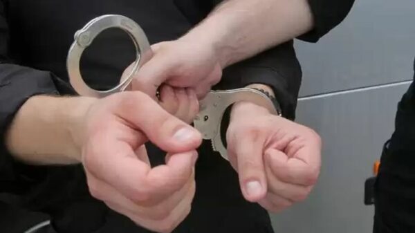 Policjant w czasie wolny od służby zatrzymał w Kietrzu poszukiwanego 29-latka.