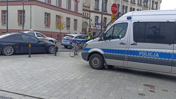 Kierujący BMW potrącił policjanta jadącego na rowerze w centrum Brzegu.(Zdjęcia)