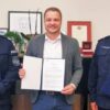 Podpisanie umowy w sprawie nowego posterunku policji w miejscowości Ujazd w powiecie strzeleckim.