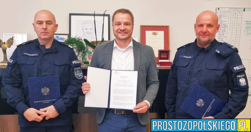 Podpisanie umowy w sprawie nowego posterunku policji w miejscowości Ujazd w powiecie strzeleckim.