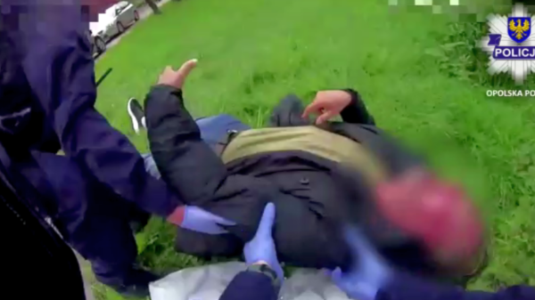 Mężczyzna stracił przytomność na ulicy, uratowali go policjanci z SPPP- nagranie z kamery nasobnej.(Wideo)