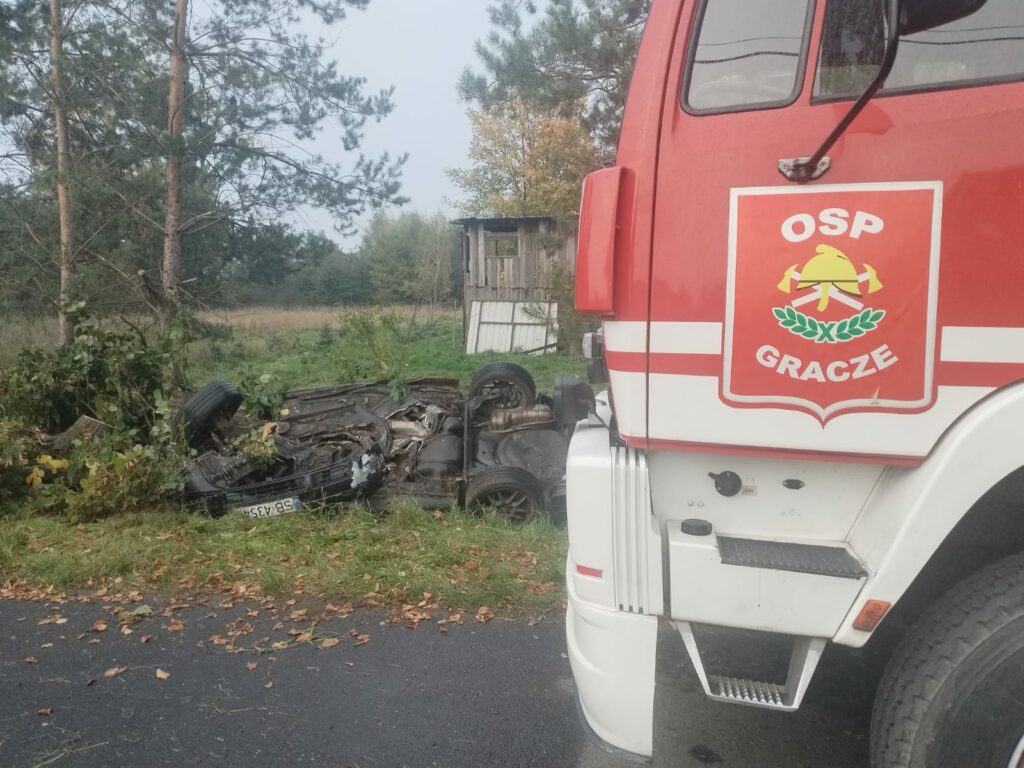 wypadek grabin, samochód sciął drzewo, samochód dachował, drzewo przygniotło auto, lądował lpr,