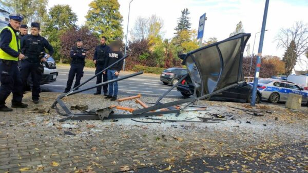 Zderzenie dwóch samochodów w Opolu. Jeden z pojazdów wjechał w przystanek autobusowy gdzie stali ludzie.(Zdjęcia &Wideo)