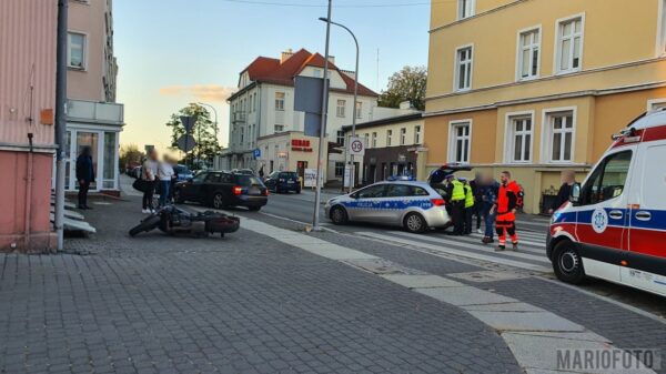 Wypadek kursantki nauki jazdy na motocyklu w centrum Opola. Kobieta została zabrana do szpitala.(Zdjęcia&Wideo)