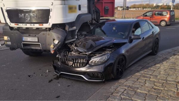 Zderzenie Mercedesa z ciężarówką na rondzie koło Politechniki Opolskiej.