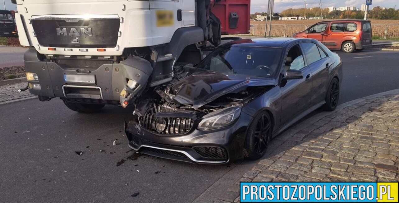 Zderzenie Mercedesa z ciężarówką na rondzie koło Politechniki Opolskiej.