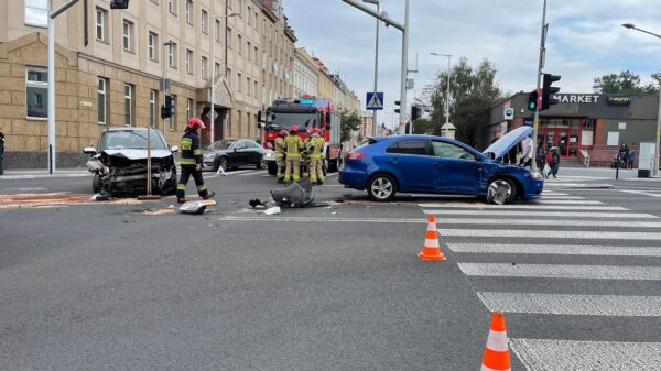 Wypadek na skrzyżowaniu ulic 1-go Maja-Reymonta w Opolu.(Zdjęcia)