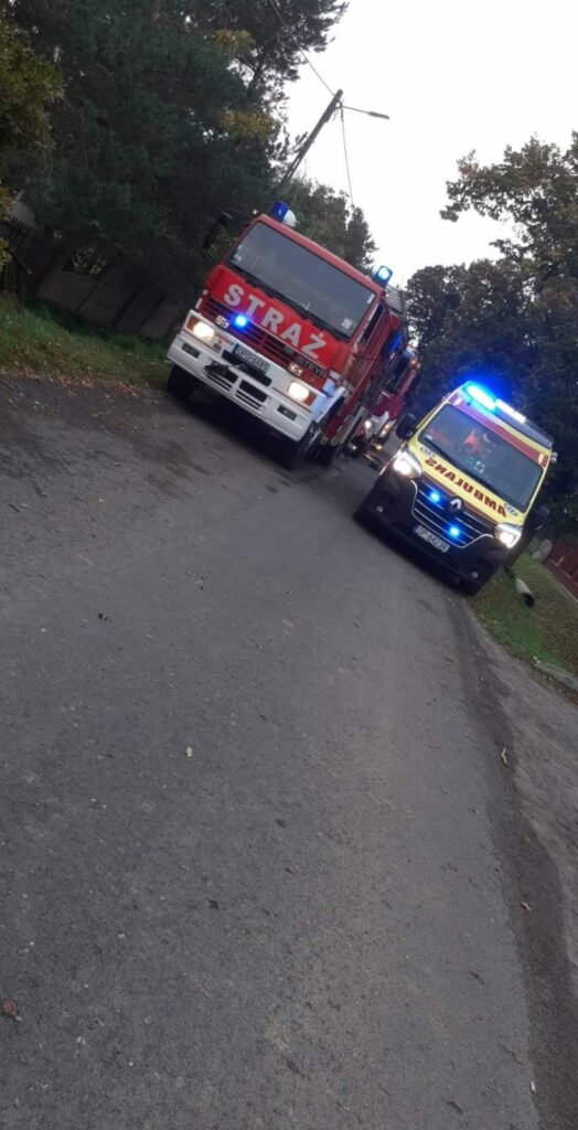 wypadek grabin, samochód sciął drzewo, samochód dachował, drzewo przygniotło auto, lądował lpr,