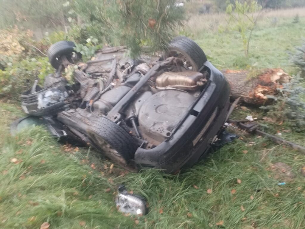 wypadek grabin, samochód sciął drzewo, samochód dachował, drzewo przygniotło auto, lądował lpr,