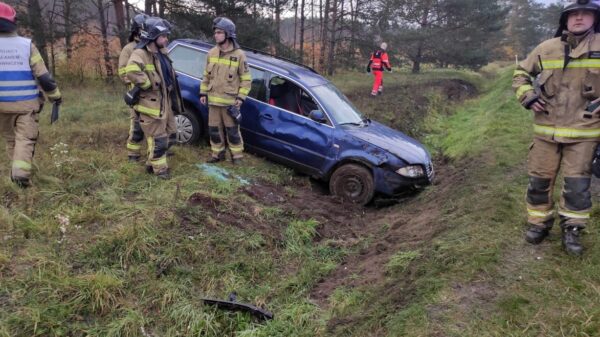 41-latka straciła panowanie nad autem i wpadła do rowu w Kątach Opolskich.(Zdjęcia&Wideo)