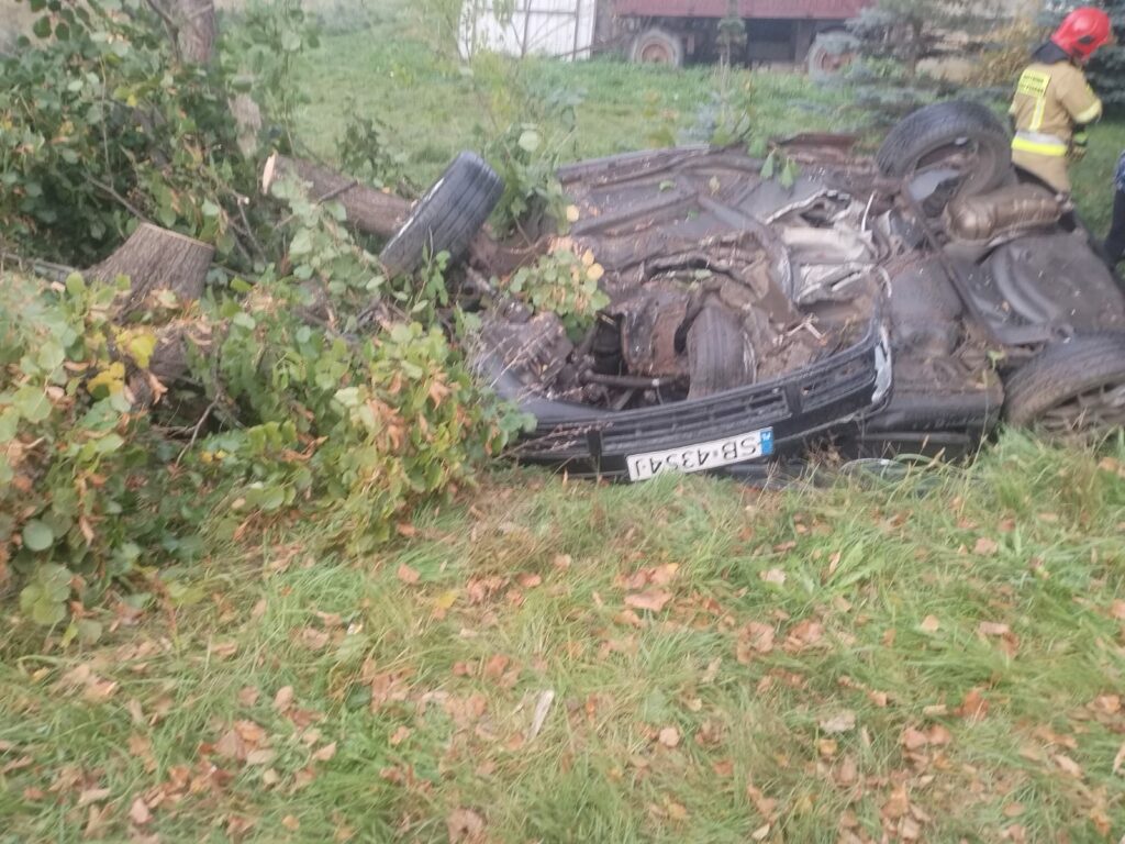 wypadek grabin, samochód sciął drzewo, samochód dachował, drzewo przygniotło auto, lądował lpr,
