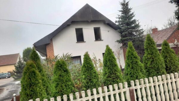 Pożar pomieszczenia kuchennego w domu jednorodzinnym w Złotnikach. Na miejscu było 6 zastępów straży z JRG i OSP.(Zdjęcia)