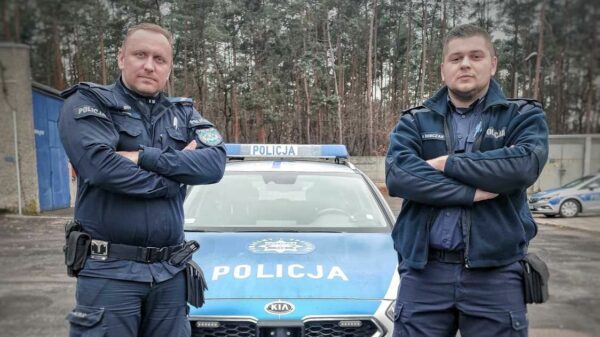 Policjanci z Kędzierzyna Koźla w drodze do służby uratowali ludzi z pożaru.