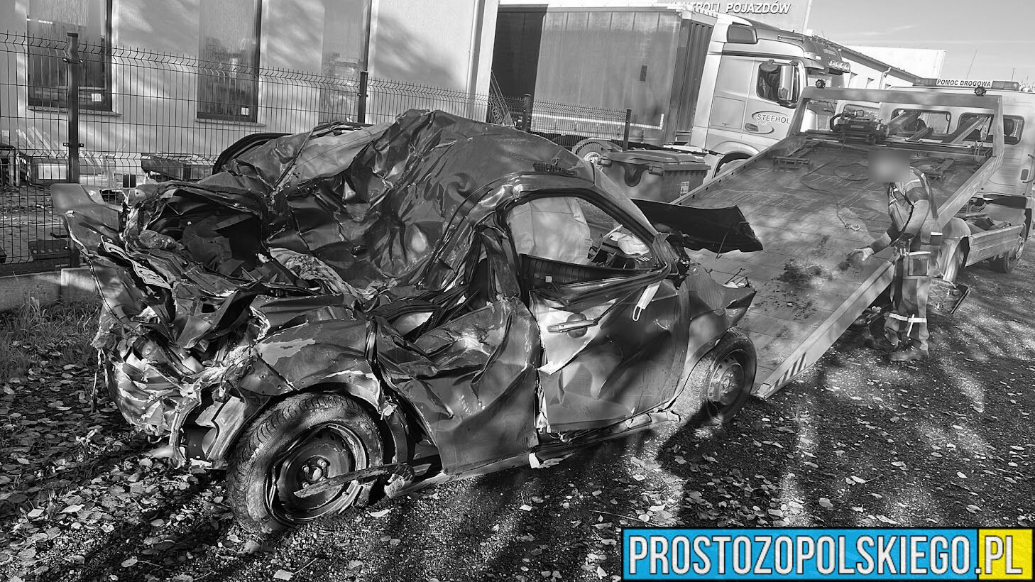 Wypadek śmiertelny na DK46 na obwodnicy Dobrodzienia. Osobówka wjechała w kombajn. Jedna osoba nie żyje.(Zdjęcia)