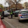 Policyjny pościg ulicami Brzegu za 35-latkiem. Mężczyzna uszkodził znak i inny pojazd.
