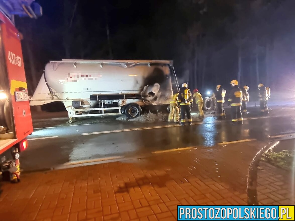 Pożar betoniarki na DK45 na wysokości miejscowości Trzebiszyn w powiecie kluczborskim.(Zdjęcia)