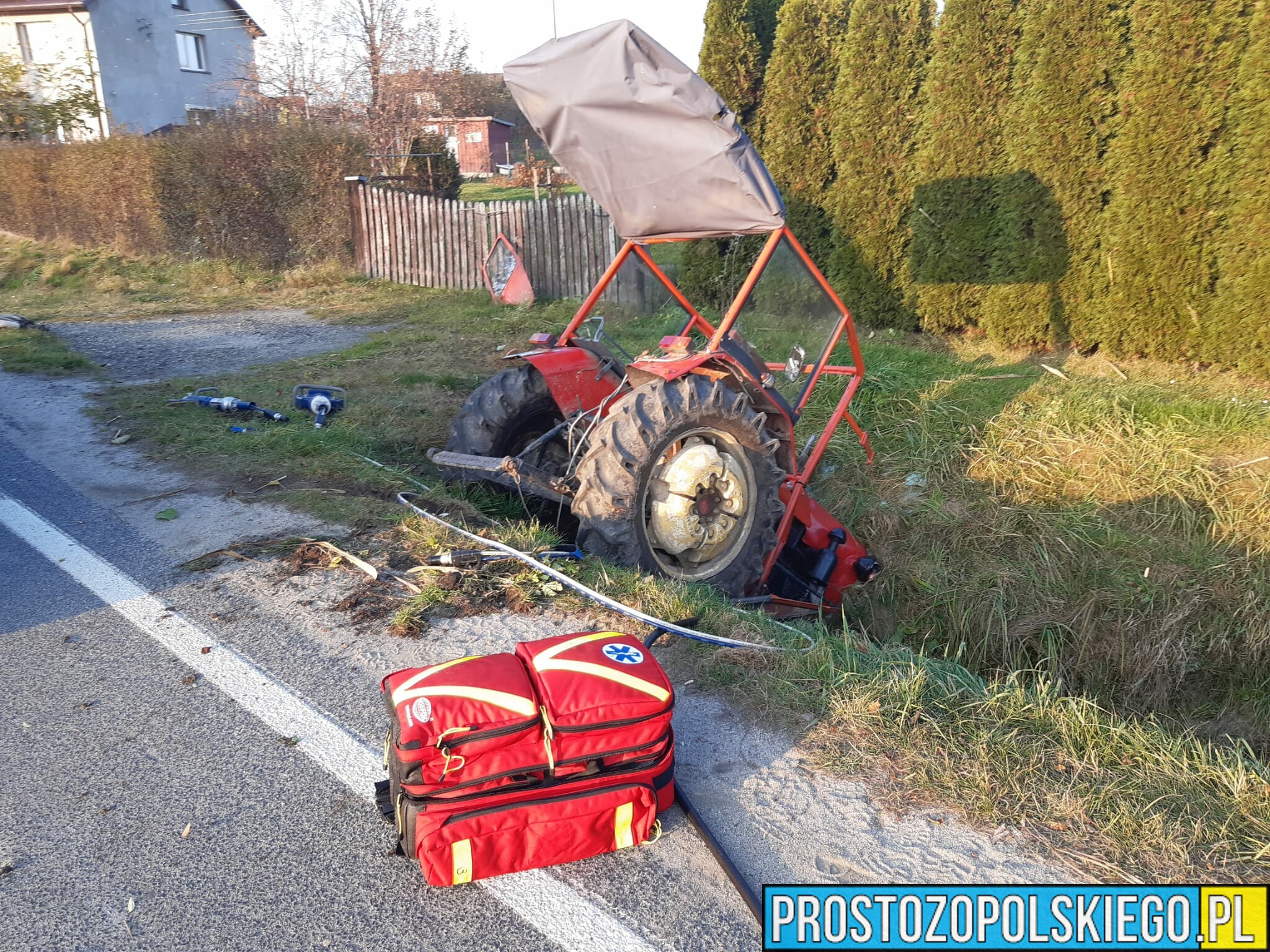 Wypadek ciągnika rolniczego w miejscowości Jarnołtówek. Na miejscu lądował LPR.