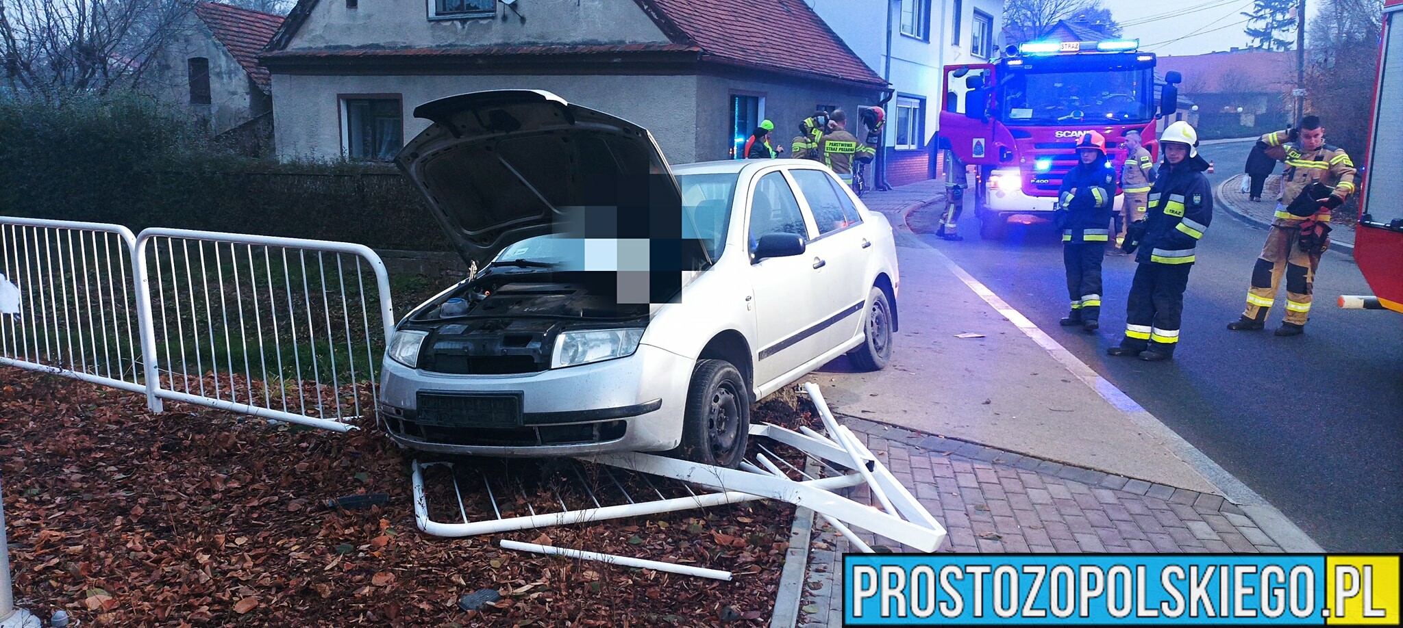 Wypadek w Leśnicy. Kierująca autem potrąciła mężczyznę i zawisła na mostku.