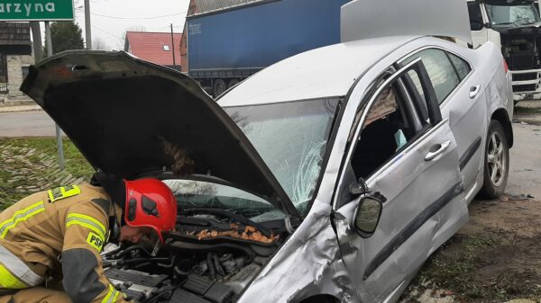 Zderzenie HONDY z ciężarowym Volvo w miejscowości Smarchowice Śląskie w powiecie namysłowskim.(Zdjęcia)
