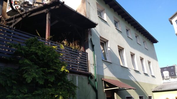 Pożar drewnianej konstrukcji na ul.Grunwaldzkiej w Strzelcach Opolskich.(Zdjęcia)