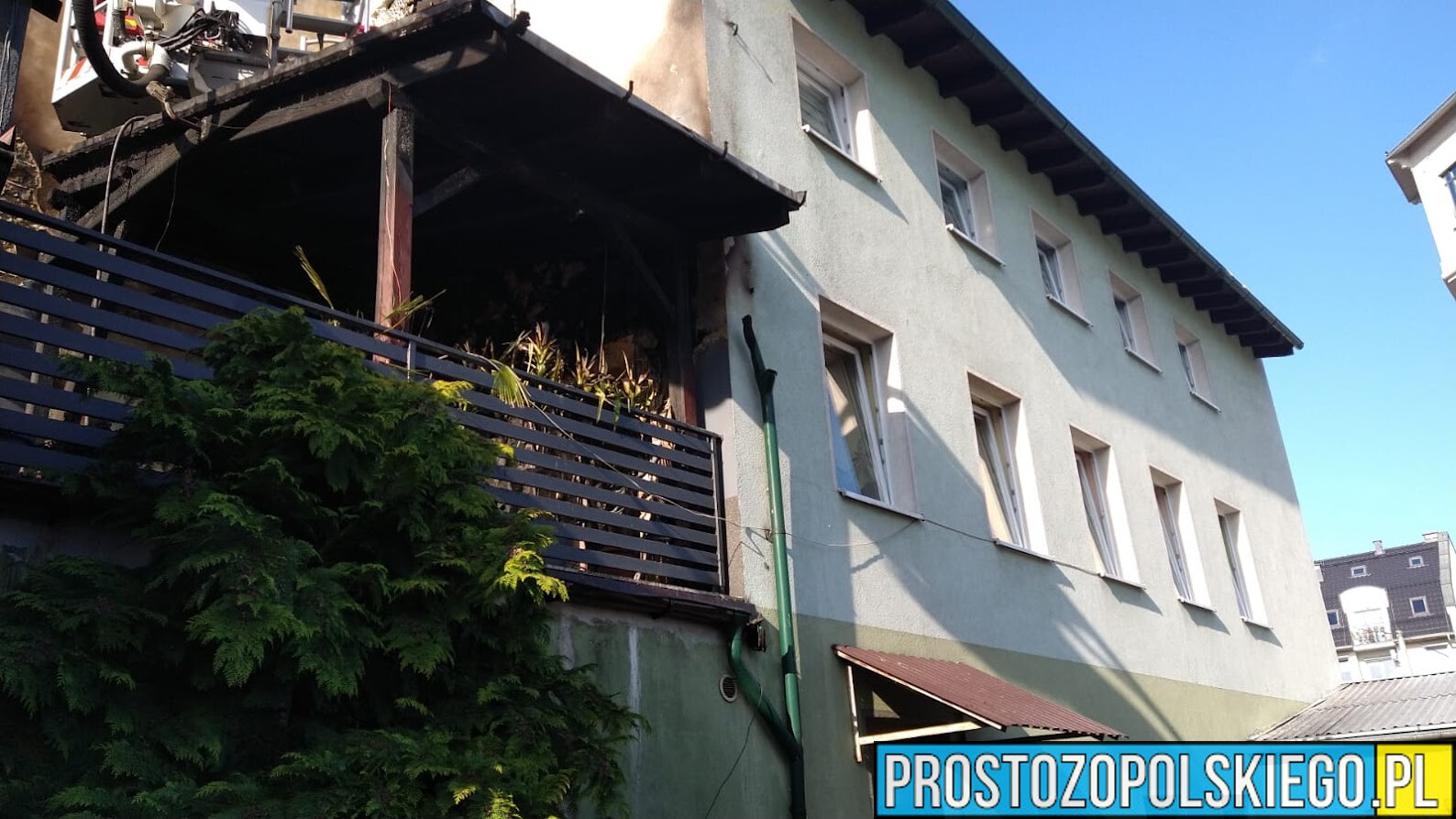 Pożar drewnianej konstrukcji na ul.Grunwaldzkiej w Strzelcach Opolskich.(Zdjęcia)