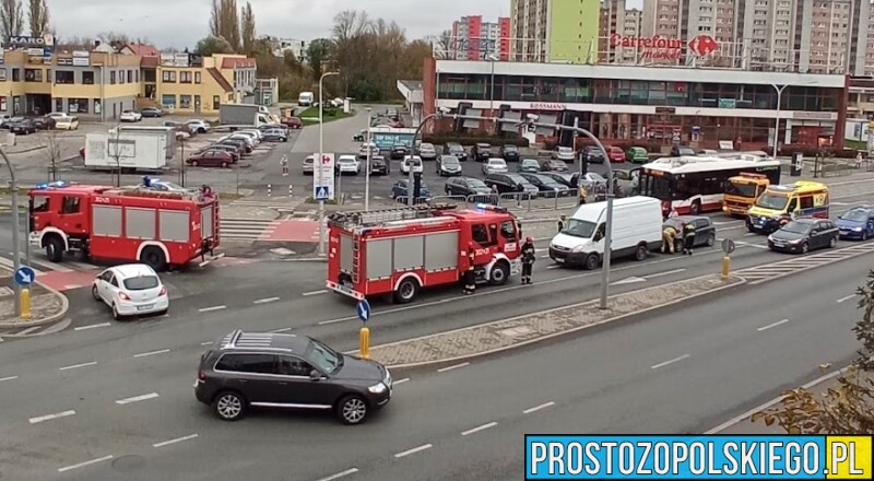 Zderzenie osobówki z busem na ul.Niemodlińskiej w Opolu.(Zdjęcia)