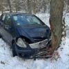 Kierujący Mercedesem stracił panowanie na śliskiej nawierzchni i uderzył w drzewo.
