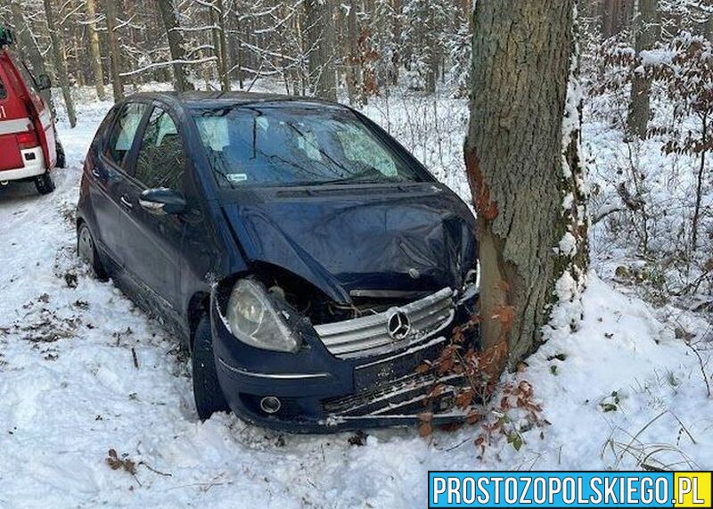 Kierujący Mercedesem stracił panowanie na śliskiej nawierzchni i uderzył w drzewo.
