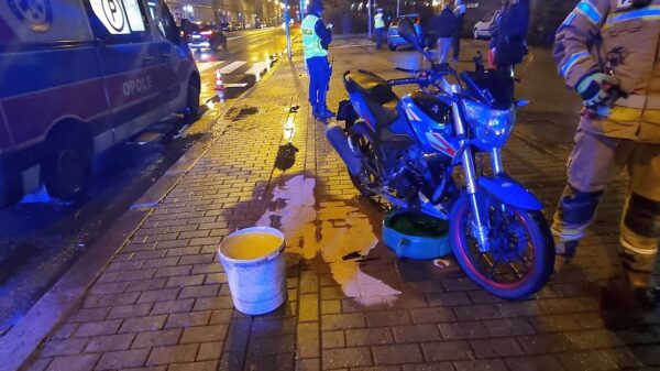 Zderzenie osobówki z motorowerem w centrum Opola. Chłopak zabrany do szpitala