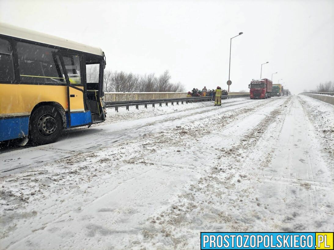 Wypadek na obwodnicy Opola. Zderzenie ciężarówki z autobusem w którym podróżowały dzieci.(Wideo)