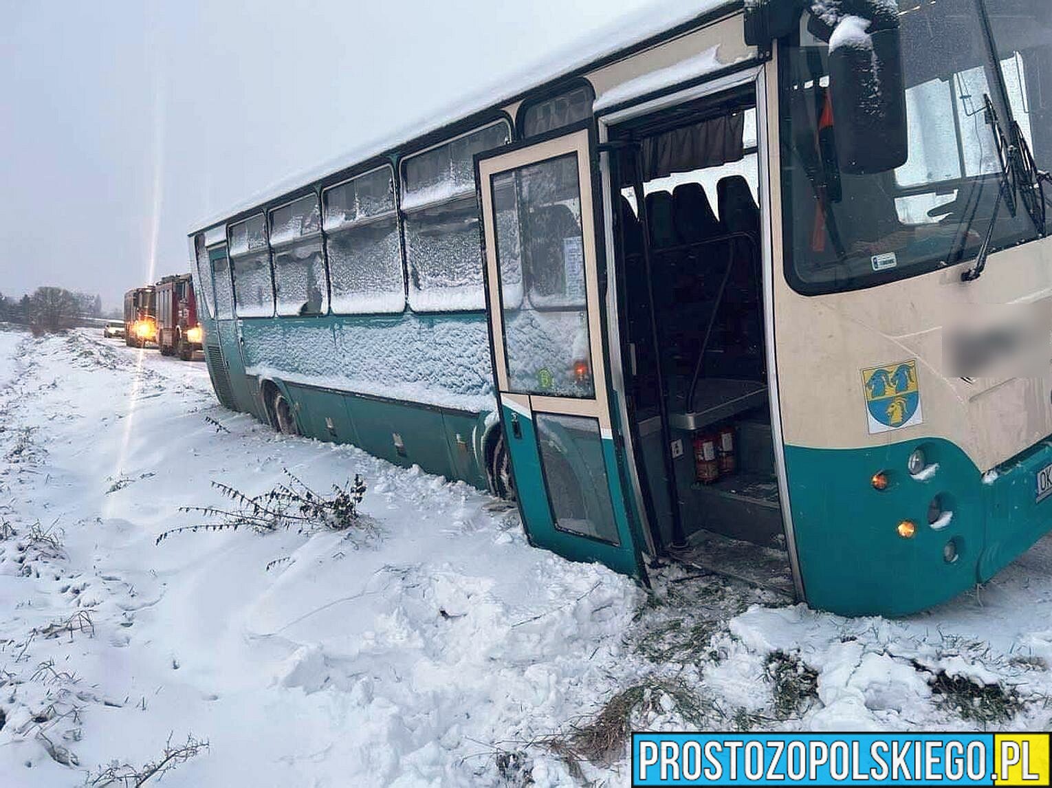 Trudne warunki drogowe w naszym województwie. Autobus z pasażerami wpadł do rowu.(Zdjęcia)