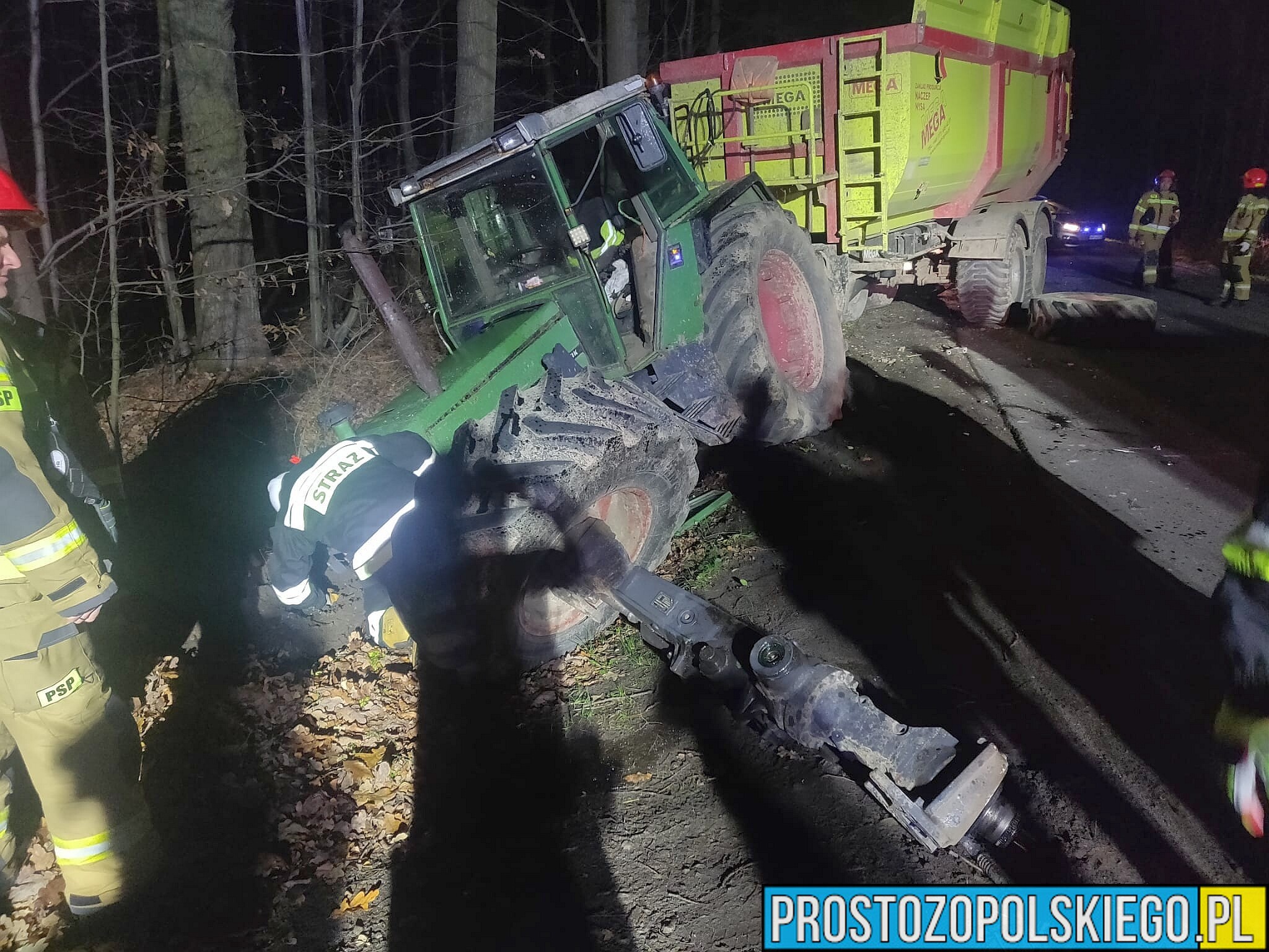 Zderzenie osobówki z cięgnikiem rolniczym na DW 407 pomiędzy Włodarami a Kubicami powiecie nyski.