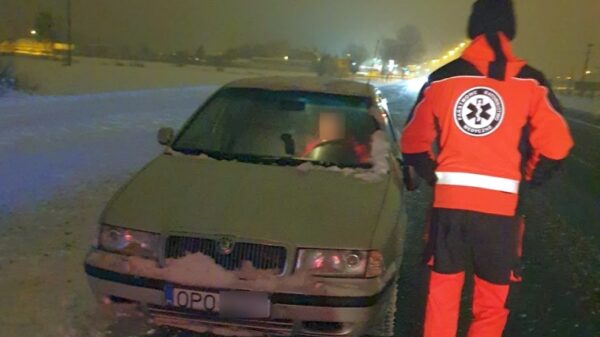 Obywatelskie ujęcie pijanego kierowcy przez ratowników medycznych karetki pogotowia.