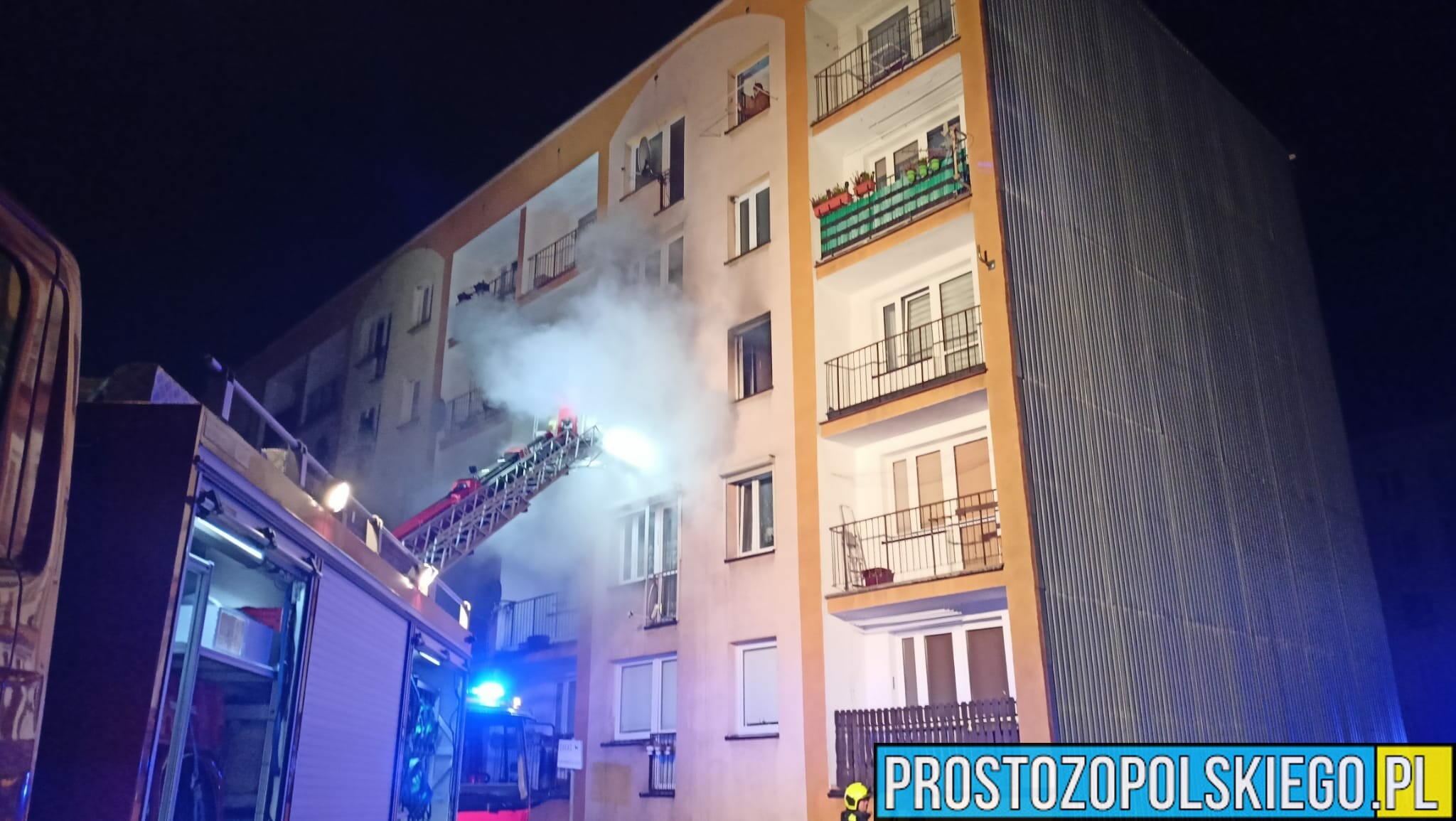 Pożar mieszkania w bloku w Zdzieszowicach.