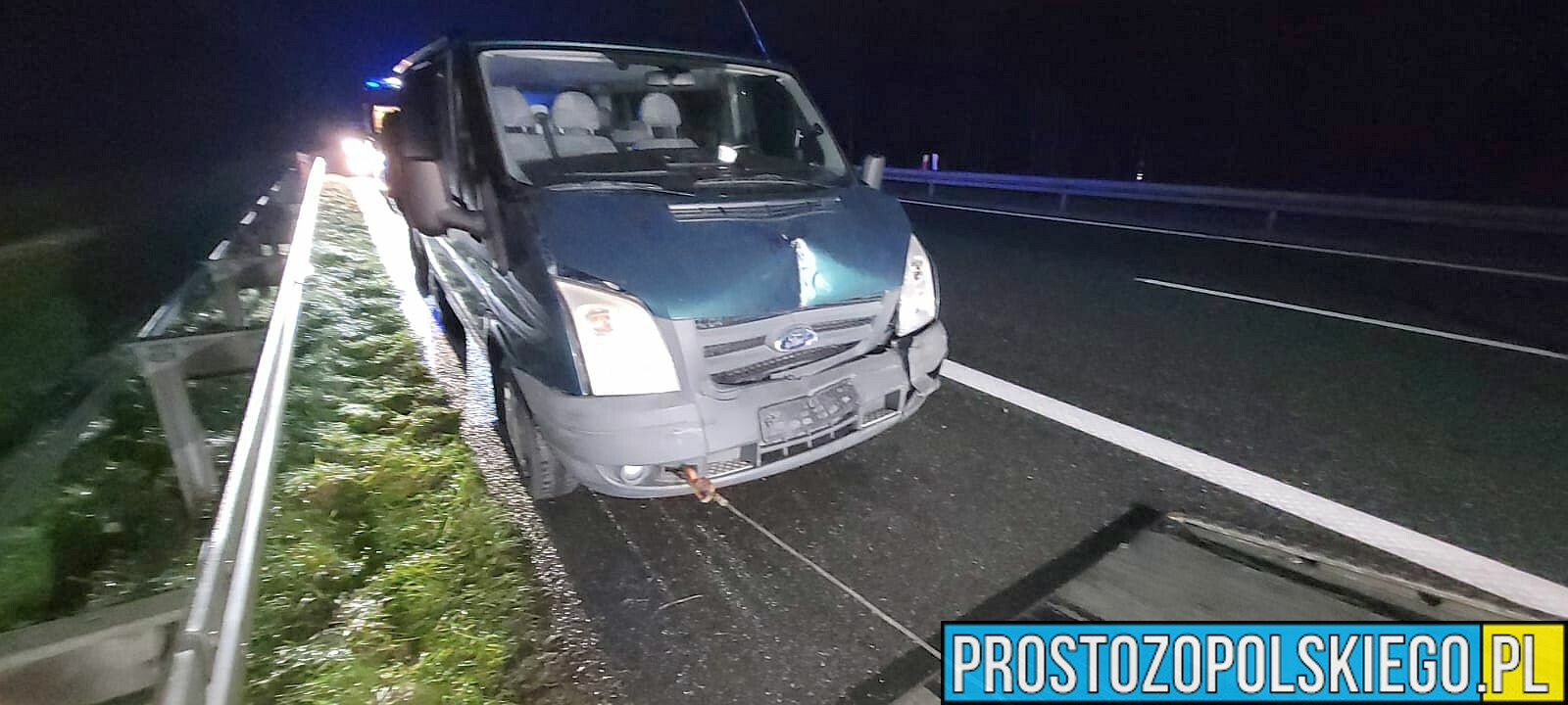 Wypadek na autostradzie A4.Bus Służby Celno-Skarbowej uderzył w lawetę.(Zdjęcia)