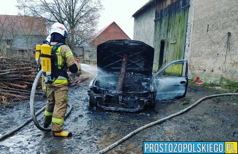 Pożar samochodu w miejscowości Brzozowiec w powiecie namysłowskim