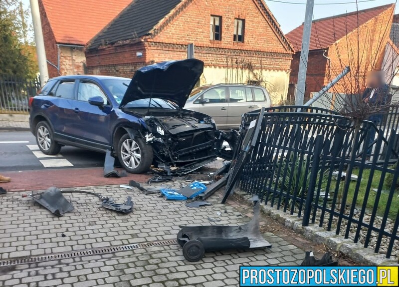 Wypadek Większyce. Audi po zderzeniu z ciężarówką wjechało w ogrodzenie.