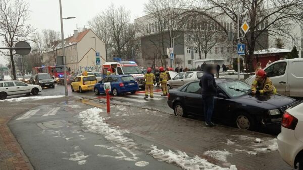 Zderzenie Fiata z Audi na skrzywianiu ulic Oleska a Zajączka w Opolu.(Wideo)