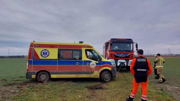 Karetka z pacjentem ugrzęzła w polu w Starych Siołkowicach. Z pomocą ruszyli strażacy z OSP.