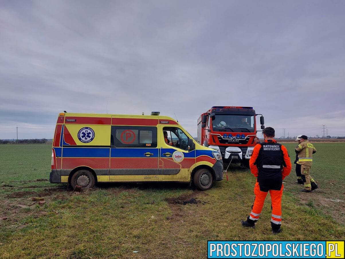 Karetka z pacjentem ugrzęzła w polu w Starych Siołkowicach. Z pomocą ruszyli strażacy z OSP.
