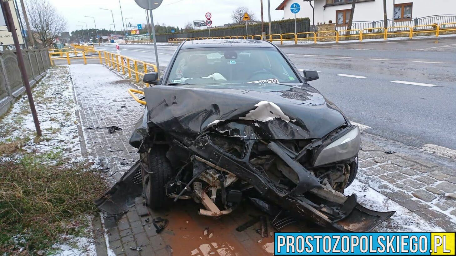 Zderzenie BMW i Toyoty w miejscowości Schodnia, koło Ozimka. Jedna osoba zabrana do szpitala.